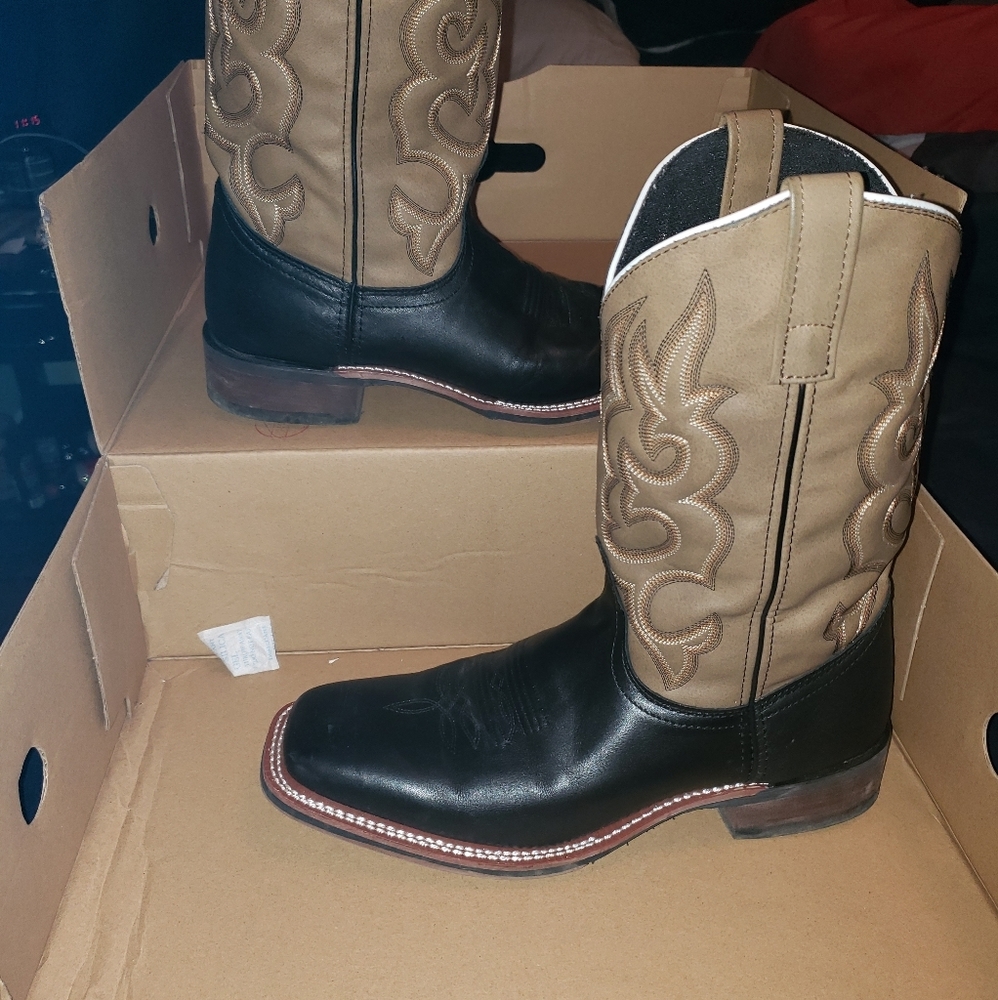 Black Laredo Cowboy boots